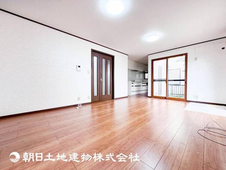 居間 【リビング】大切なご家族、招いた友人と過ごすひと時を溢れる光が優しく包み込む空間。