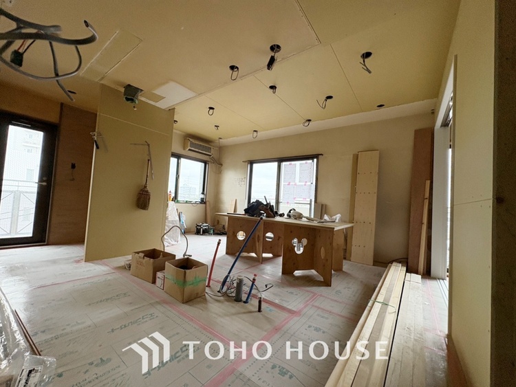 キッチン 【Kitchen】美しく使いやすいキッチンは油汚れが簡単に拭き取れる素材で加工されており、浄水器シャワーから流す水の音を軽減する静かなシンクを採用。見えないところにさり気ない配慮が嬉しい