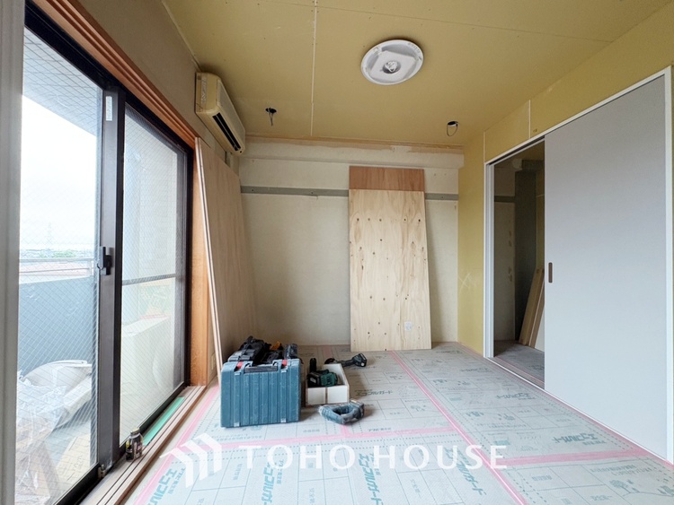 キッチン 【Living room】◆リビング◆家族への思いを抱きながら、平和に過ごす悠久の時。あたかかく感じるのは、日当たりだけではない。広く和やかに暮らせる空間と、家族の存在を噛みしめて。