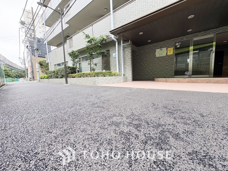 洗面 【Wash basin】十分な大きさの洗面台は収納もさる事ながら、身だしなみチェックや歯磨きなど、朝の慌ただしい時間でもホテルライクなスペースで余裕とゆとりを感じて頂けます。