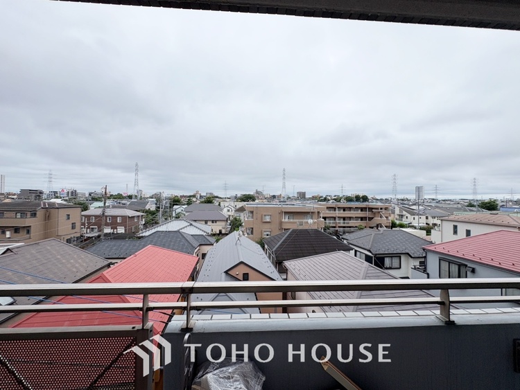 その他 【By the window】◆窓辺◆窓を開けベランダに出ると当所なく広がる街と空のスクリーン。風が凪ぎ一時停止する目の前の画面