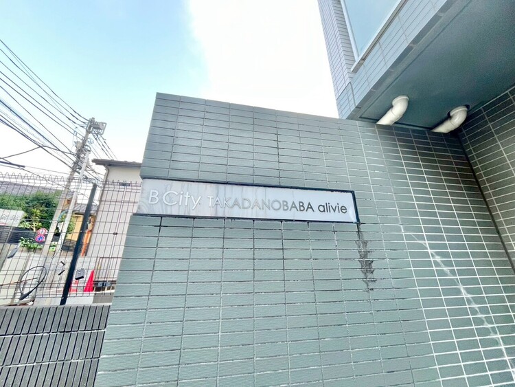 その他 スタイリッシュなエンブレム。お洒落なマンションは入り口から。