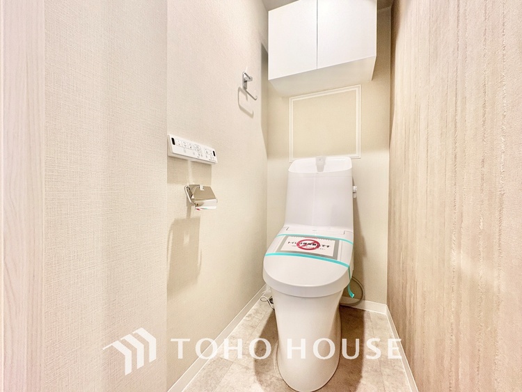 トイレ 【RESTROOM】ホワイト調のクロスと温もり溢れるモダンカラーの床材が見事に調和した本邸宅は、毎日の生活を少しでも快適に過ごして頂ける様に落ち着いた雰囲気作りから行っています。
