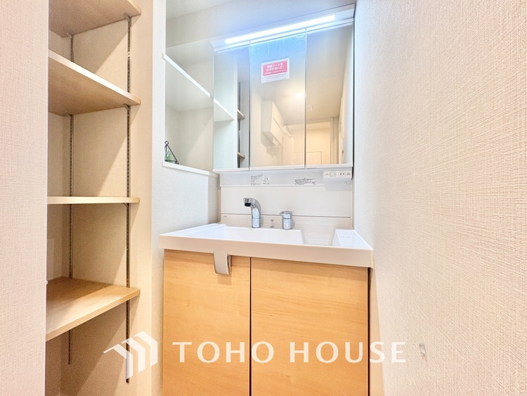 洗面 【WASHROOM】◆快適◆煌びやかな暮らしの中にも忘れたくない快適さ。大きな収納が助けてくれます。