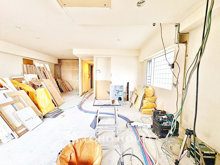 内装 【リビング】淹れたてのコーヒーと、穏やかな午後。日常を少しだけ愛せるようになる空間です。