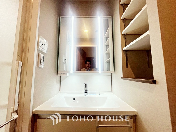 洗面 【WASHROOM】◆快適◆煌びやかな暮らしの中にも忘れたくない快適さ。大きな収納が助けてくれます。
