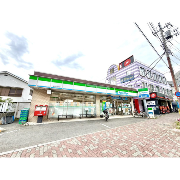 周辺 ファミリーマート練馬高野台店(約240m)