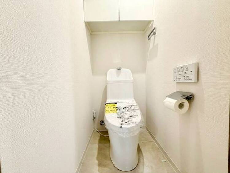 トイレ 白を基調としたトイレは清潔感あるプライベート空間を演出します。（2026.8.2撮影）