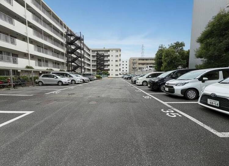 駐車場 敷地内に設けられた駐車スペース。