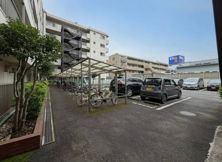 その他 屋根がついた駐輪場、自転車も濡れにくいです。