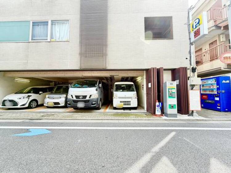 駐車場 玄関につながる駐車スペースなので重い荷物の出し入れの負担を最小限に抑えられます。