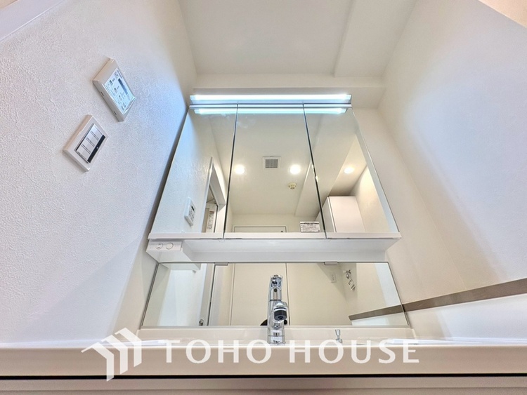 洗面 【WASHROOM】◆快適◆煌びやかな暮らしの中にも忘れたくない快適さ。大きな収納が助けてくれます。