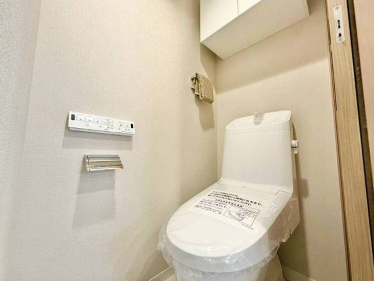 トイレ 白を基調としたウォシュレットトイレは清潔感あるプライベート空間を演出します。