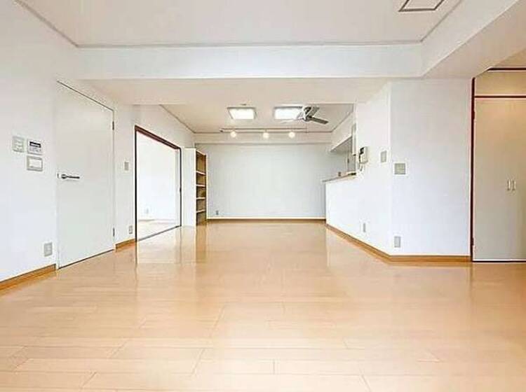 居間 快適に過ごす条件は、一人ひとり違います。飾リ過ぎないシンプルな内装と偏り過ぎないデザインで統一しております。居住していく中であなただけの【マイホーム】に創り上げて下さい。2024年8月撮影