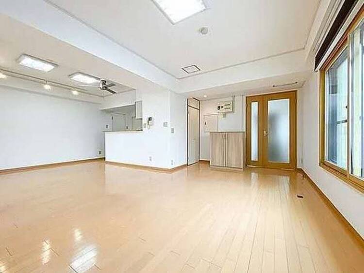 居間 大切な時間を共に過ごすのは、「家族」も「お住まい」も同じです。時代が経っても変わらない居住性の高さと、いつまでも色褪せず住む毎に親しみ深くなるデザイン。「みんな」で一緒に毎日を過ごしましょう。2024年8月撮影