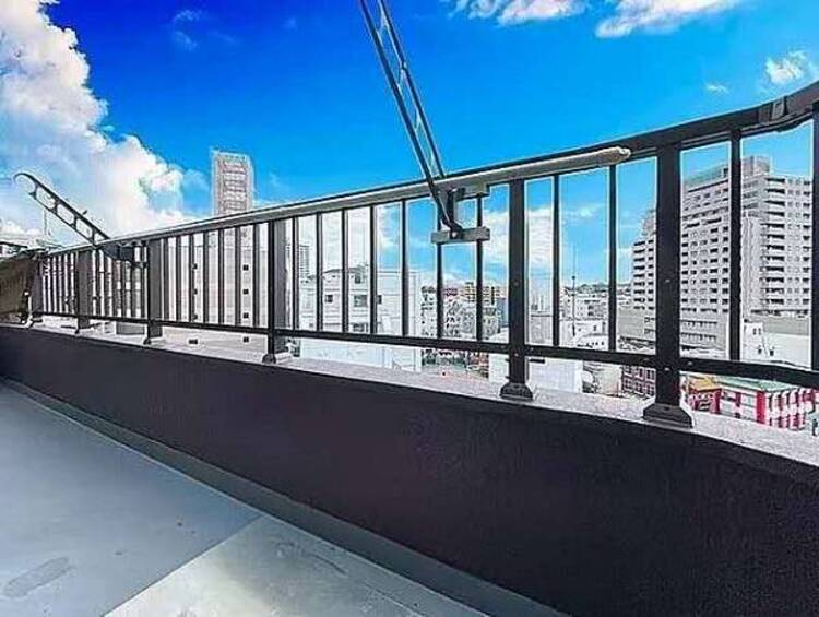 バルコニー 風の通り道。舞い込んでくる風が優しく躍り、室内に爽やかな空気を運んでくる。そこに季節の息吹を感じて、いまがどんな季節なのかを実感する。