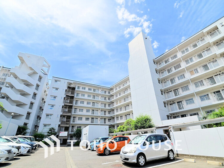 外観 〜南向きにつき陽当たり良好〜スーパーやコンビニが近くて便利〜3LDKリフォーム住戸〜