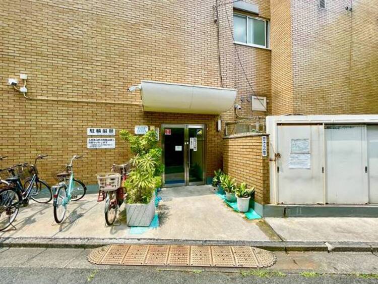 エントランス 住まう人を迎える落ち着いた空間です
