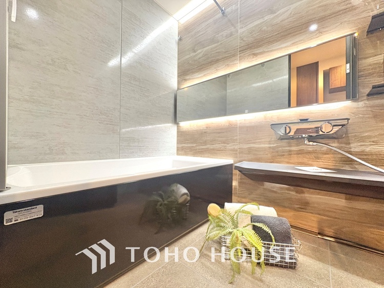 風呂 【Bathroom】『一日の疲れを落としてくれる場所は、一番落ち着く場所でなければならない』高級感溢れるカラーと大きさ・柔らかな曲線で構成された半身浴も楽しめるバスタブが心地よさをもたらします。