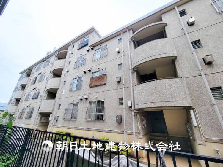 外観 【外観写真】目の前に手を伸ばせば、触ることが出来そうな環境が、そのままインテリアになったような印象です。その豊かな眺望にふさわしい空間には、通風・採光にも優れ、心地よい光と風があふれています。