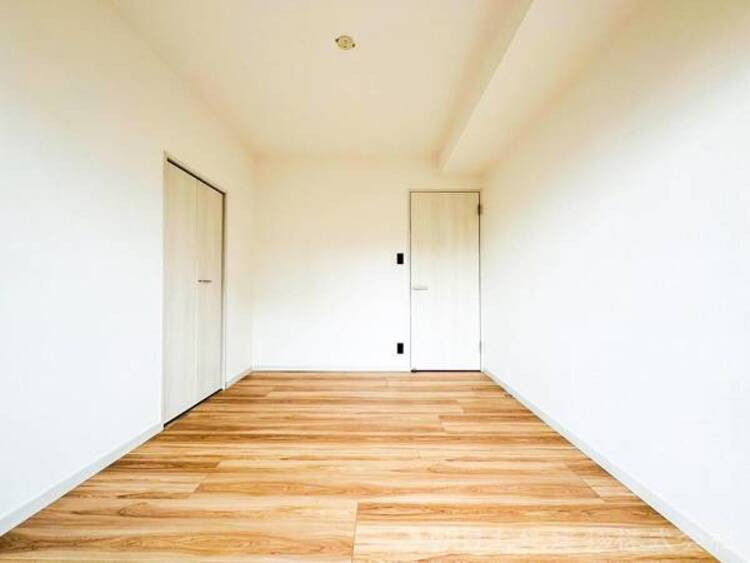 内装 穏やかな寛ぎあじわえるお部屋では有意義な時間がつくれます！大きな窓からと陽光が注がれる明るい空間！光もアクセントの一つとして。一人時間も充実したものにできるプライベートルームは日々を豊かにします！！ 