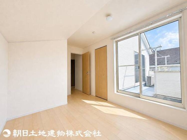 内装 お子様のお部屋、書斎、寝室、納戸など、使い勝手自由な洋室です。