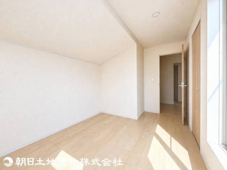 内装 太陽の光を思う存分味わう事が出来る洋室♪開放感と日当たりの良さを是非感じて下さい！
