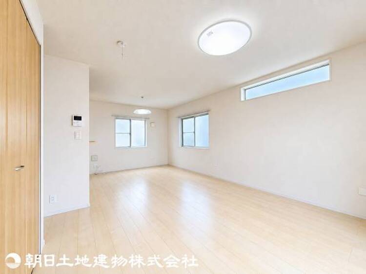 居間 家族や友人との大切な時間を過ごせる、温かみのある空間。