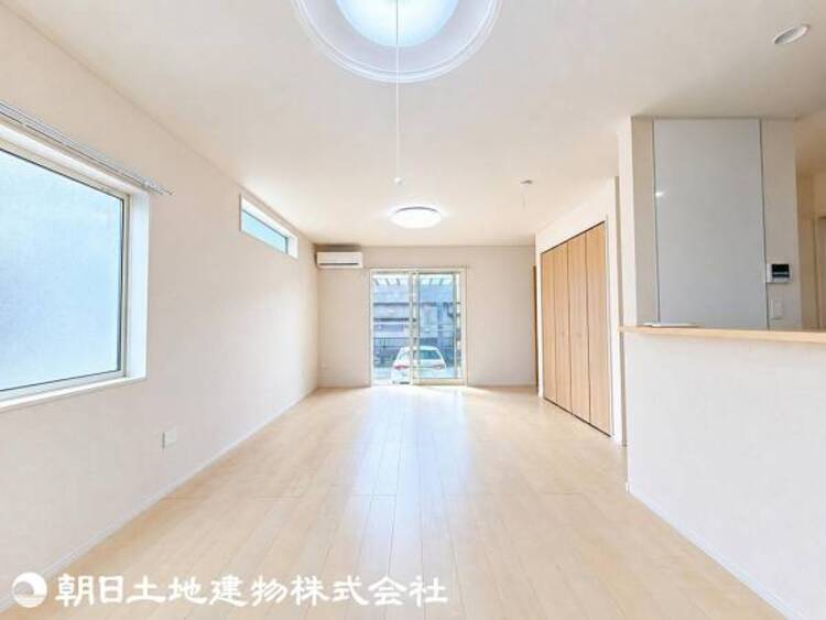 居間 陽当たりの良いリビングは、部屋干しをする際にも洗濯物が乾きやすく、湿気対策にも効果的です。