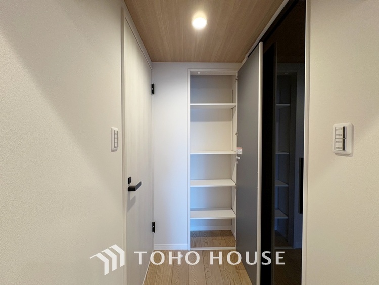 内装 【Ease】家族個々の安らぎの空間。プライベートなBedRoomは暮らす方の感性で造り上げたいもの。誰もが好みで飾れるシンプルな室内に仕上げてあります。