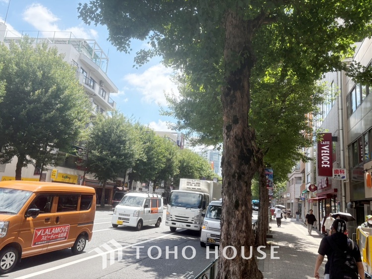 キッチン 【Living room】◆リビング◆家族への思いを抱きながら、平和に過ごす悠久の時。あたかかく感じるのは、日当たりだけではない。広く和やかに暮らせる空間と、家族の存在を噛みしめて。