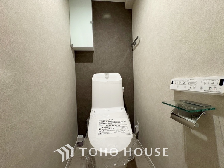 トイレ 【toilet】トイレットペーパーの使用回数を減らせることです。 シャワートイレを使用すれば、洗浄して汚れを落とすことができるため、トイレットペーパーの使用を最小限にとどめることができます。