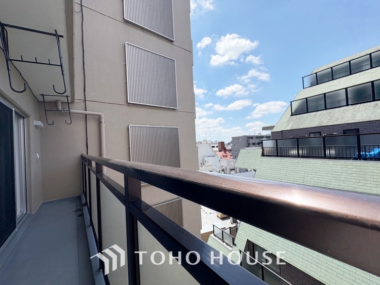 バルコニー 【Blue sky terrace】見上げると、空。時間を忘れ大空を見上げるなんて、いつぶりだろうか。こんなにも広く美しい情景がこの頭上にあったなんて。時間を忘れ、時を知る。