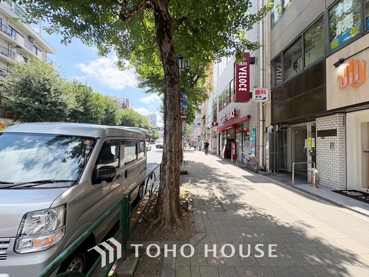 その他 【By the window】◆窓辺◆窓を開けベランダに出ると当所なく広がる街と空のスクリーン。風が凪ぎ一時停止する目の前の画面