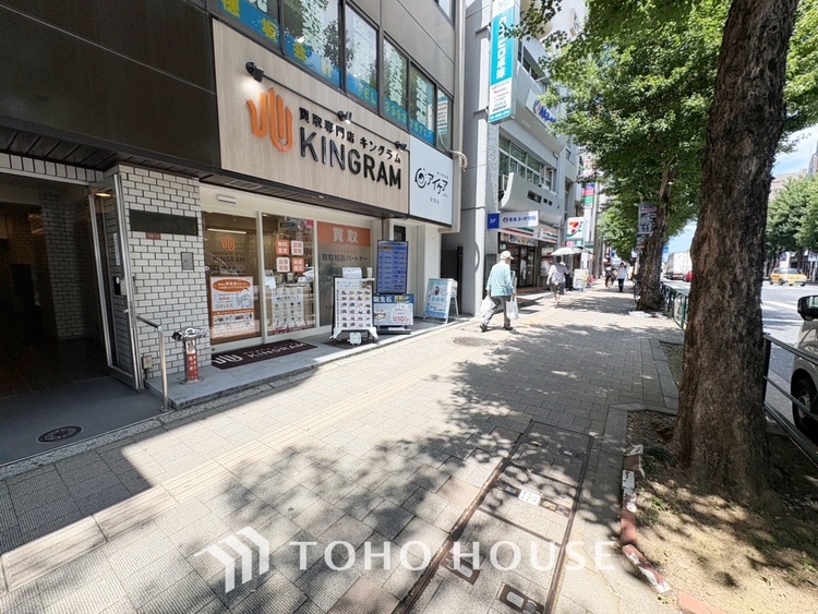 その他 ◆木漏れ日◆の様な採光が優しく足元を照らし、心地いい暮らしの道しるべを写し出す。この空間で過ごす家族との語らいの時間がとても素敵で幸せを感じるかもしれない。【Holiday of a home】