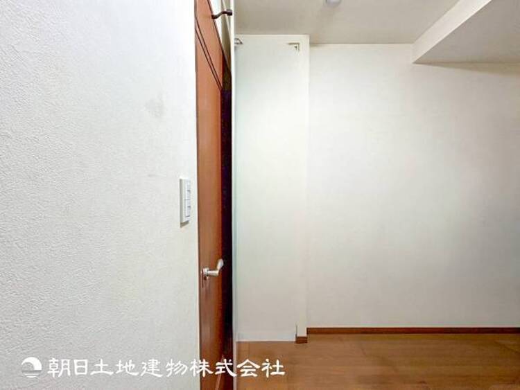 内装 【洋室】一人時間を快適にすごせるように、落ち着いて過ごせる癒しと寛ぎの空間が欲しい。そんな願いを叶えました。