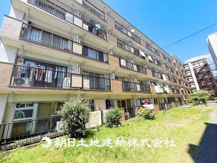 外観 家族の帰り、遊びに来る友人、知人を優しく迎え、温もりに満ちた生活空間を予感させる。