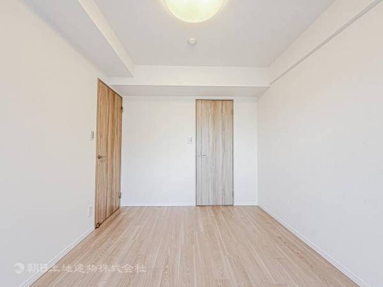 内装 穏やかな寛ぎあじわえるお部屋では有意義な時間がつくれます！！大きな窓からと陽光が注がれる明るい空間！光もアクセントの一つとして。一人時間も充実したものにできるプライベートルームは日々を豊かにします！