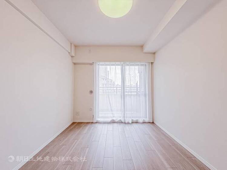 内装 居室はひとり時間を過ごせる安らげるお部屋として活用できます！収納スペースあり！荷物が多くても十分！！ベッドや勉強机、テレビなどを置きたい場合におすすめ！！過ごす時間が長くてもゆったり過ごせそうですね！