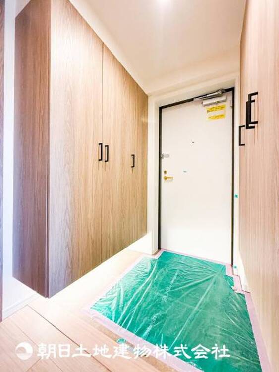 その他 【玄関】大切な家族、お客様をお迎えする玄関は住宅の入口。落ち着いた雰囲気。
