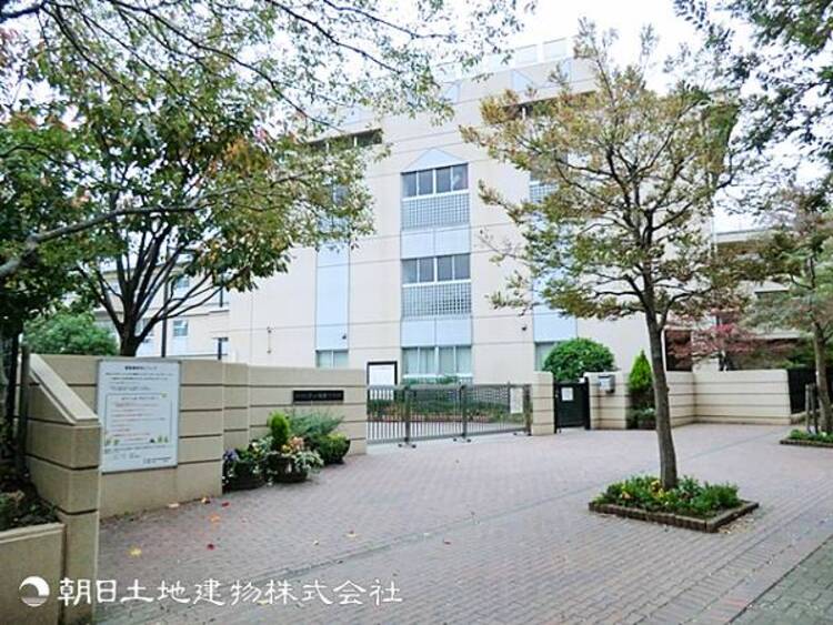 周辺 【茅ケ崎東小学校】450ｍ　センター南駅から徒歩約１０分で、すぐそばに公園や遊歩道がある緑豊かなエリアです。児童数が多く活気ある雰囲気で、発表や体験型授業も充実しています。