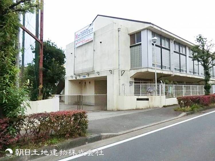 周辺 【茅ケ崎中学校】330ｍ　公園の豊かな自然に囲まれており、都筑区らしい整備された街並みに立地する穏やかな通学環境が魅力です。部活動や学校行事も盛んで楽しい学生生活を送れます。