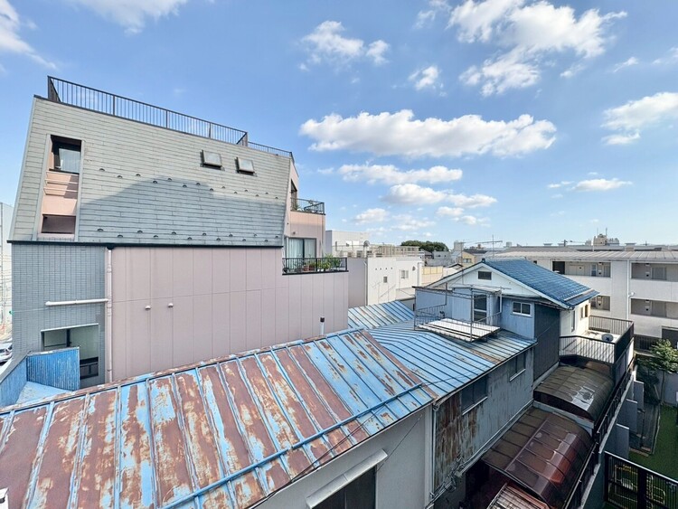 バルコニー 窓を開けると広がる青空。心をリフレッシュして日々を過ごしていきましょう。