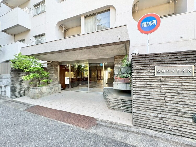 エントランス 外と内をつなぐエントランスは、まさに顔となる場所。
