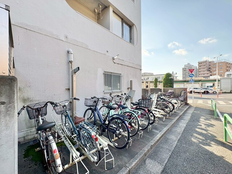 設備 整理整頓された駐輪場で、管理体制の良好さがうかがえます。