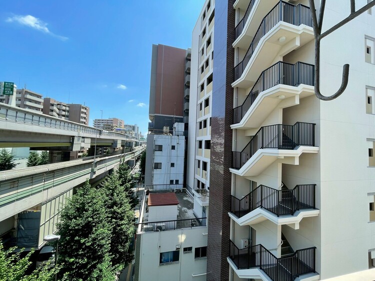 バルコニー 窓を開けると広がる青空。心をリフレッシュして日々を過ごしていきましょう。