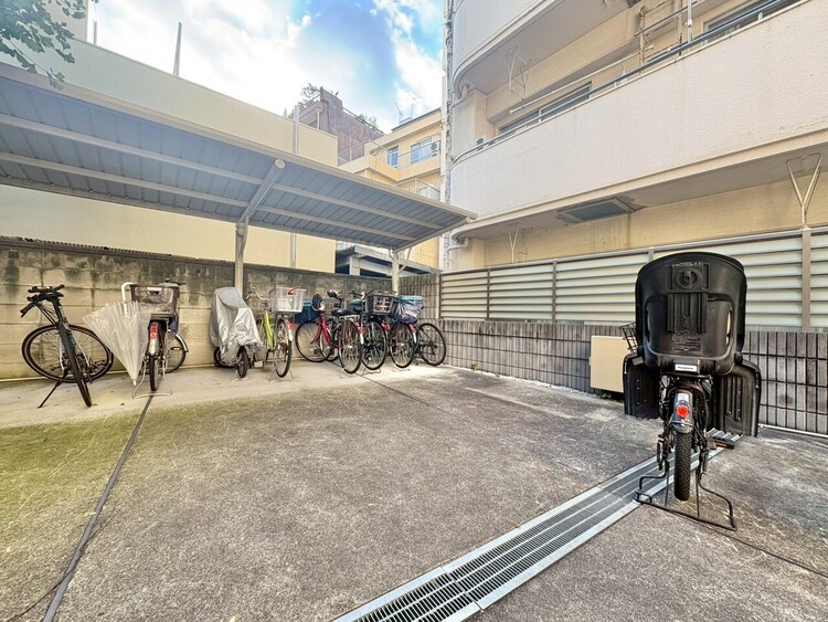 設備 きちんと整備された駐輪場。住む方の心遣いが感じられます。
