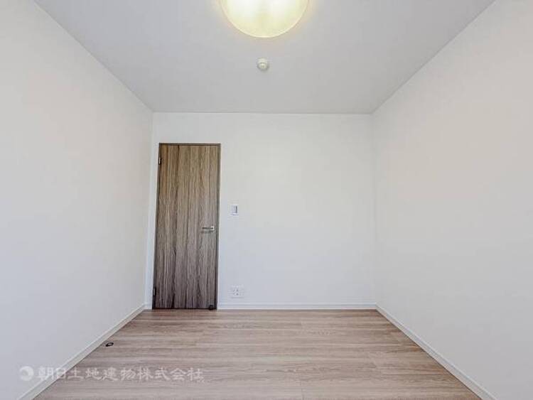 内装 穏やかな寛ぎあじわえるお部屋では有意義な時間がつくれます！！大きな窓からと陽光が注がれる明るい空間！光もアクセントの一つとして。一人時間も充実したものにできるプライベートルームは日々を豊かにします！
