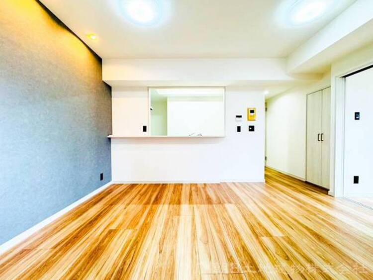 居間 家族の会話や笑顔が行き交うリビングで、子供を走り回らせたい。ダイニングテーブルでゆったり食事を堪能。光と風が溢れる開放的なリビングダイニングには、くつろぎの空間を生み自然と家族みんなが集まってきます 