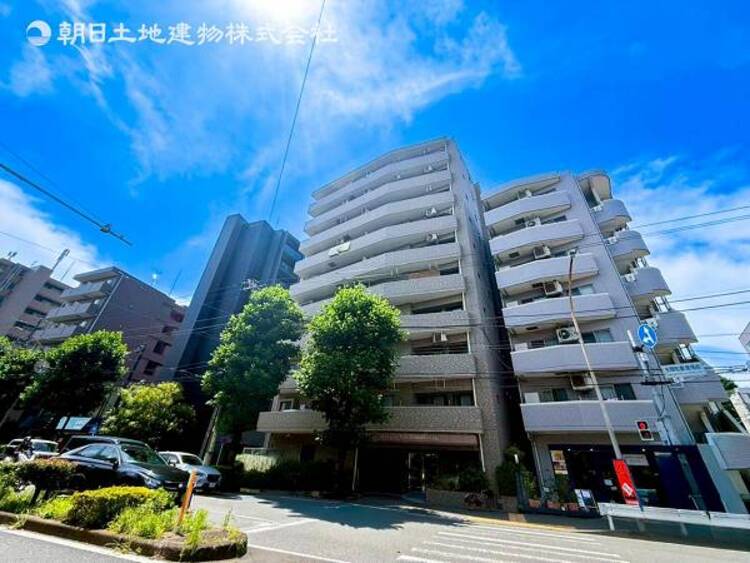 外観 【タイル貼り】外壁はタイル仕上げとなっております。建物全体の雰囲気を決定づけ、風雨や日差しから建物を守る役割をもつ重要な部位です。建物の構造に関わるコンクリートの面は、そのままでは傷みやすく汚れやすくなります。